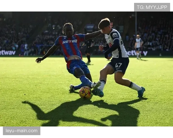 比赛第10分钟,水晶宫前锋马特塔头球破门,帮助球队取得梦幻开局 比赛第10分钟,水晶宫前锋马特塔头球破门,帮助球队取得梦幻开局